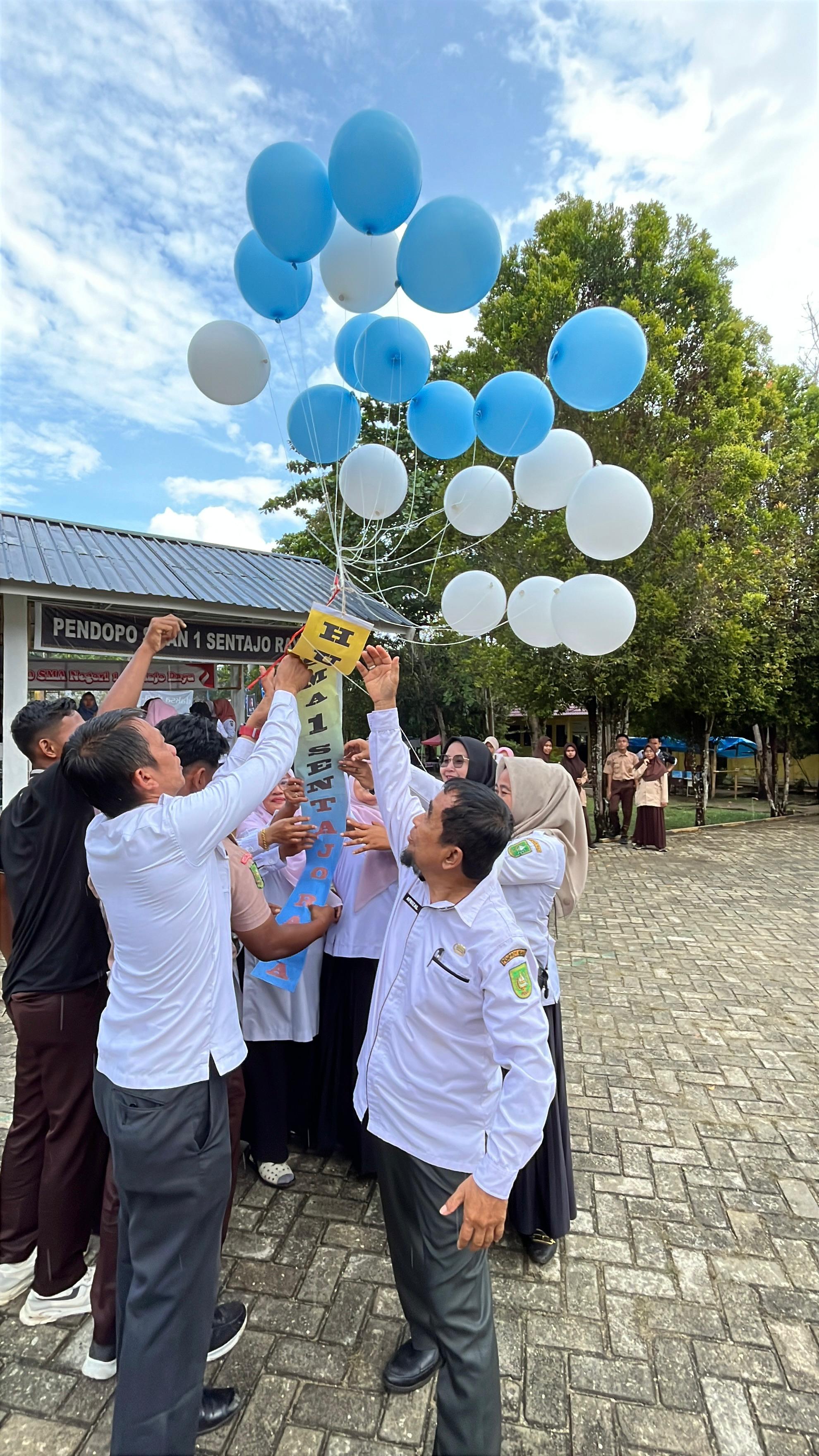 Pelepasan balon yang dilakukan oleh Kepala SMA Negeri 1 Sentajo Raya, Drs. Afrizal, sebagai simbol harapan dan cita-cita tinggi bagi para siswa.Assala